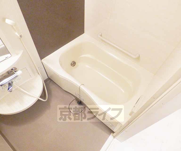 バス・シャワールーム　広く、浴槽深いです。