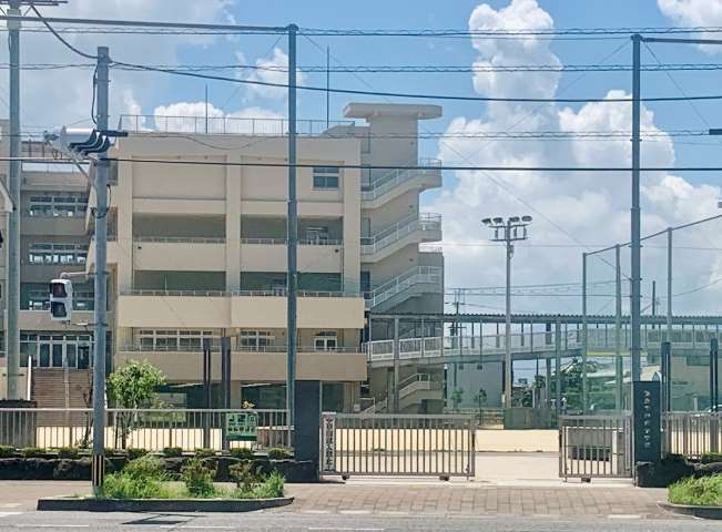 小学校　沖洲小学校（小学校）まで817m