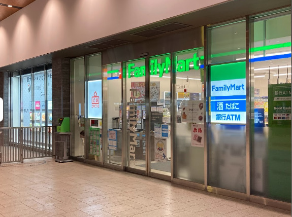 コンビニ　ファミリーマート 近鉄西大寺駅改札内橋上店（コンビニ）まで186m