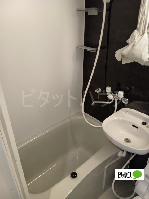 バス・シャワールーム　建築中の画像です