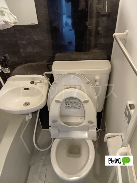 トイレ　建築中の画像です