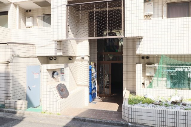 エントランス　落ち着いたエントランスです