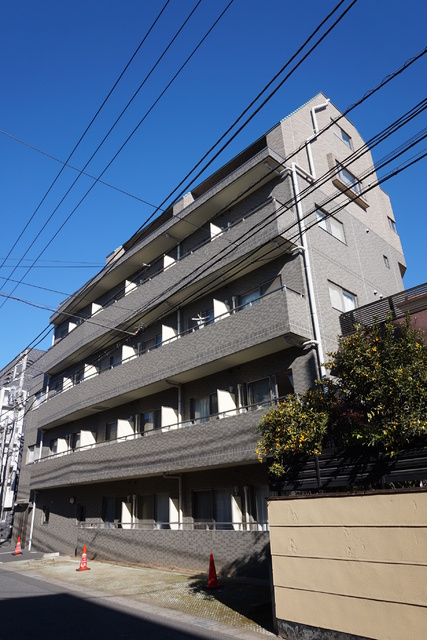 建物外観　しっかりした雰囲気の外観です