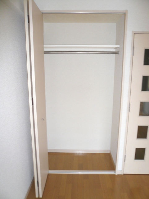 収納　ハンガーパイプ付きクローゼット