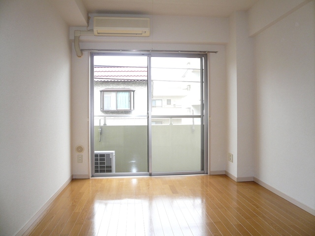 居室・リビング　６帖の洋室　エアコン設置済♪