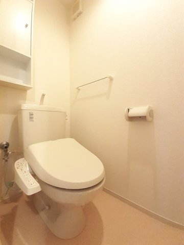 トイレ　落ち着いた色調のトイレです