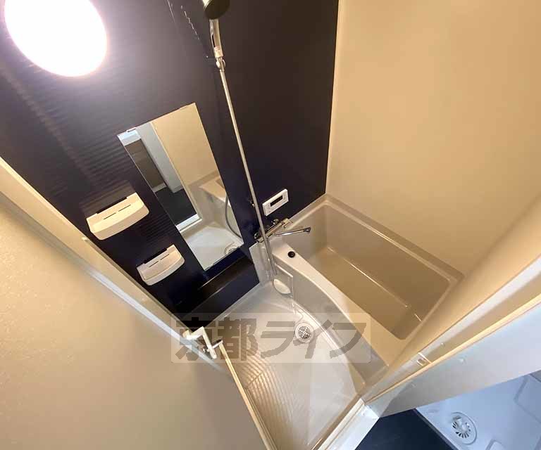 バス・シャワールーム　鏡のついた便利なお風呂