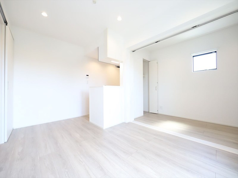 居室・リビング　ＬＤＫ8帖　システムキッチン　エアコン完備　同仕様写真