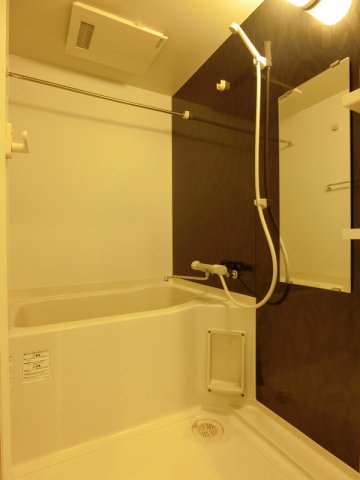 バス・シャワールーム　落ち着いた空間のお風呂です