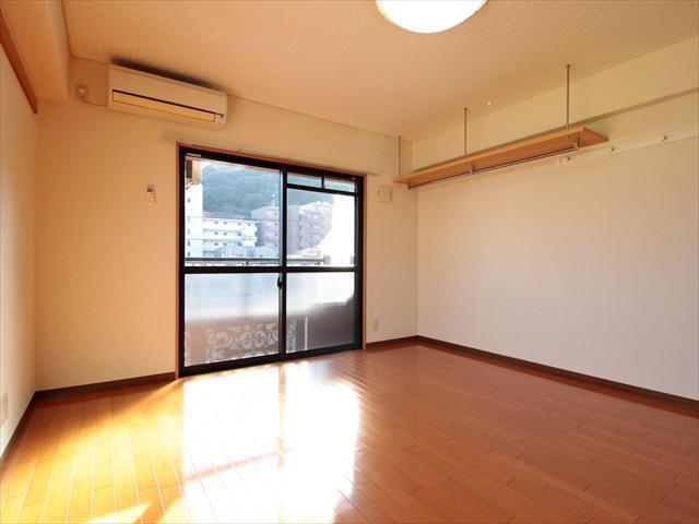 居室・リビング　松山市緑町　グリーンパレス　リビング