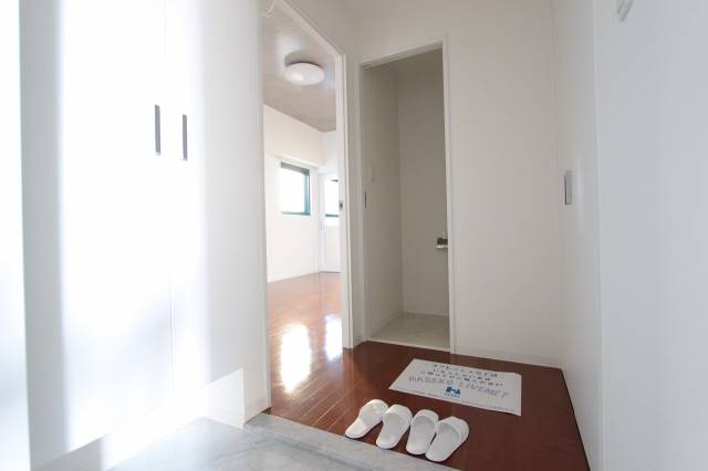 玄関　広く明るい玄関スペース