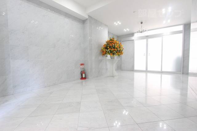 エントランス　エントランスが眩しいですね