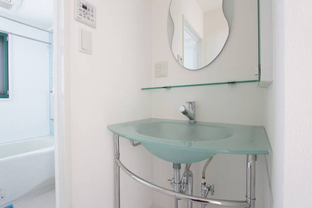 洗面設備　洗面台も凝ったデザインです
