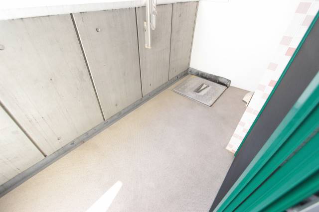 バルコニー　奥行きのある分譲マンションを彷彿させる様なベランダ