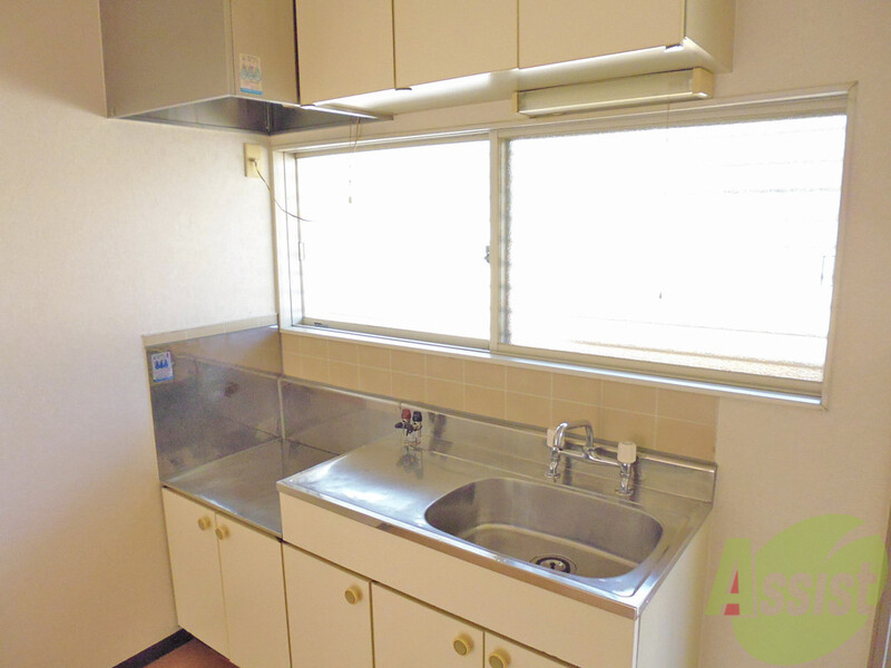 キッチン　キッチンは窓付きなので夏場の調理も快適ですよ