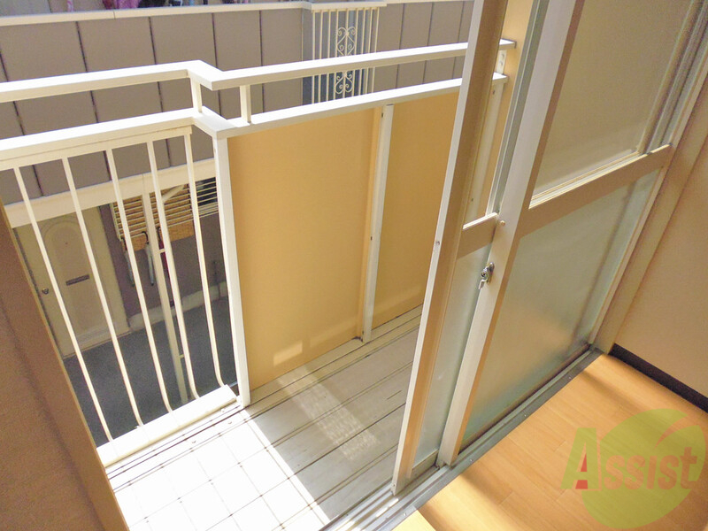 バルコニー　明るいバルコニーなのでお洗濯物は良く乾きますよ