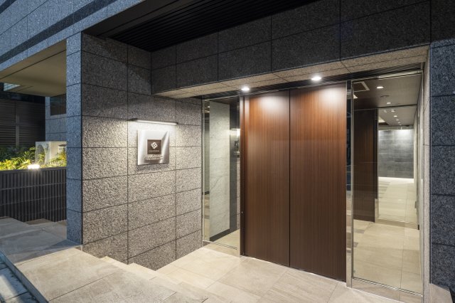 エントランス　落ち着いたエントランスです