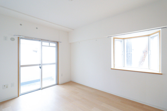 その他部屋・スペース　出窓があり明るい洋室