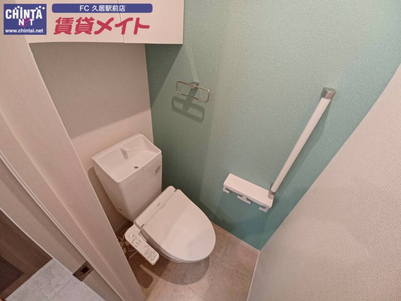 トイレ　同物件反転写真