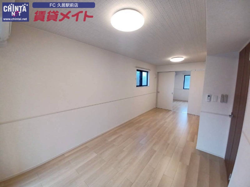 居室・リビング　同物件反転写真