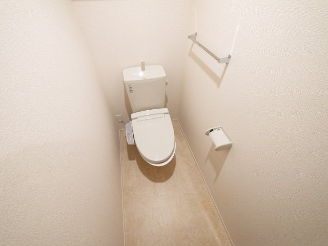 トイレ　落ち着いた色調のトイレです