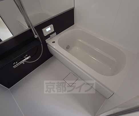 バス・シャワールーム　少し広いめの浴槽です。