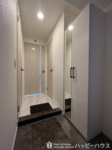 玄関　２０３号室の写真です（モデルルーム設置中）※ご入居の際には家