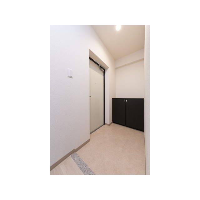 玄関　※同間取り別部屋の写真となります。