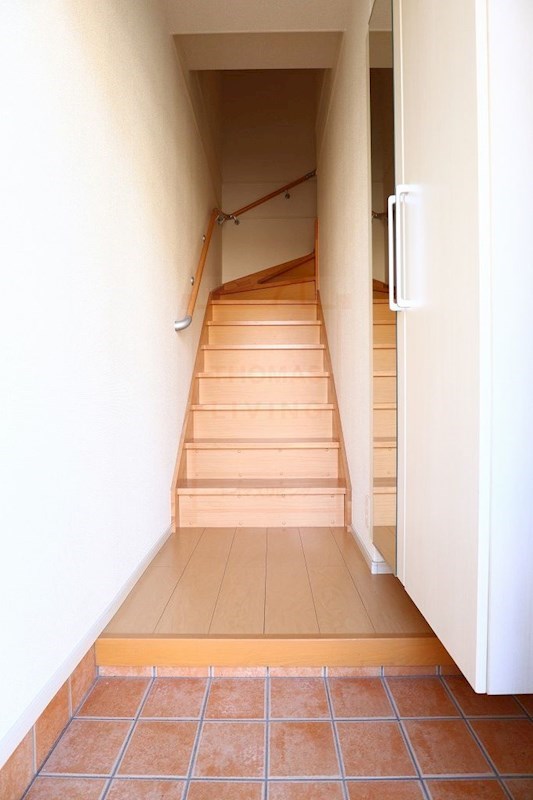 玄関　・同型参考写真