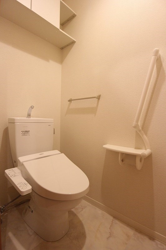 トイレ　温水洗浄便座付きです。