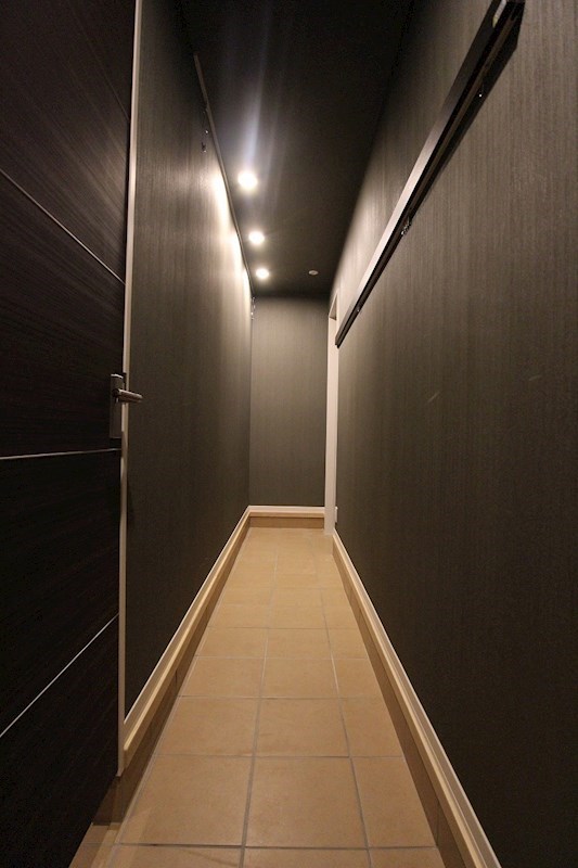 玄関　土間廊下です。扉を開けると長いスペースが。