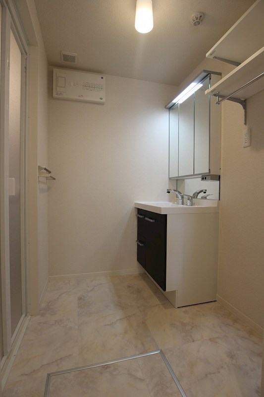 洗面設備　3面鏡のシャンプードレッサーや可動式の棚付きです。