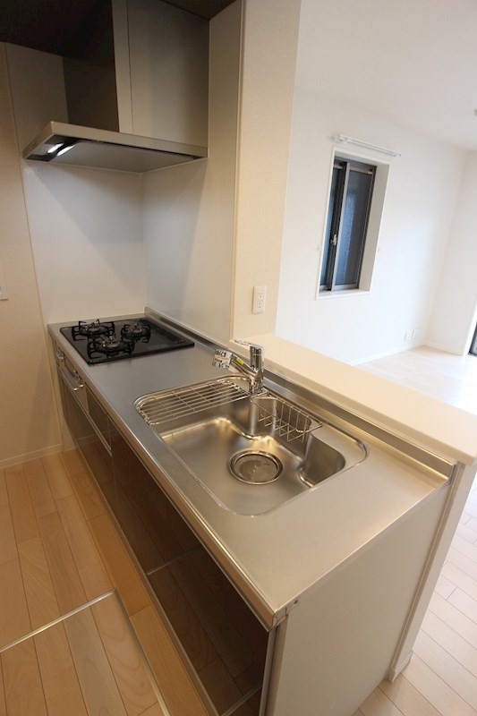 キッチン　3口コンロ+グリル付きです。