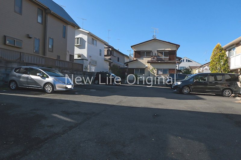 駐車場　敷地内駐車場（4，400円/月）
