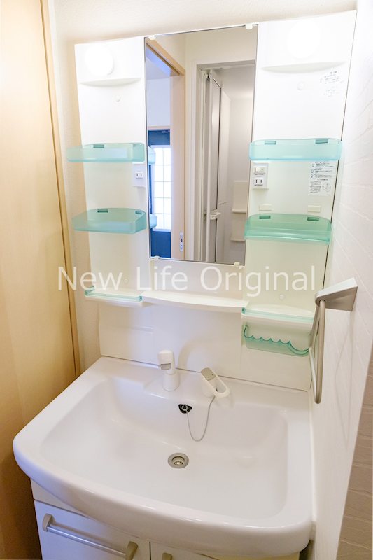 洗面設備　シャワー付き洗面台で忙しい朝でも楽に身支度が出来ます☆