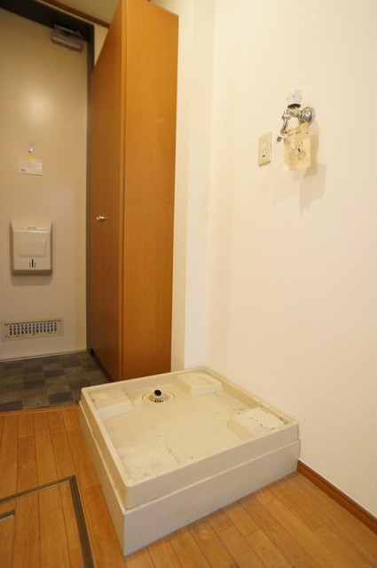 その他　洗濯機置き場は室内にあるので雨に濡れる心配はありません。