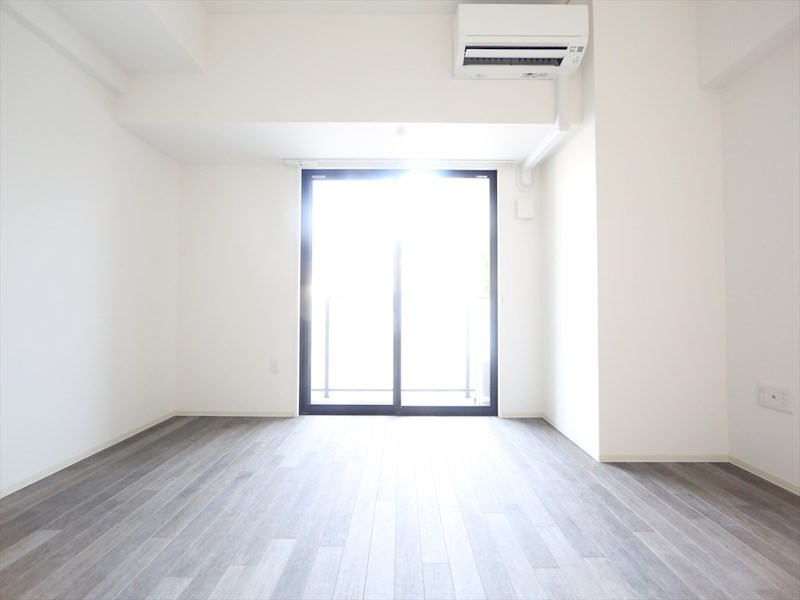 バルコニー　洋室8.5帖　エアコン完備　クローゼット付　バルコニー