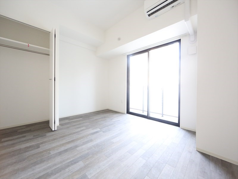 居室・リビング　洋室8.5帖　エアコン完備　クローゼット付　バルコニー