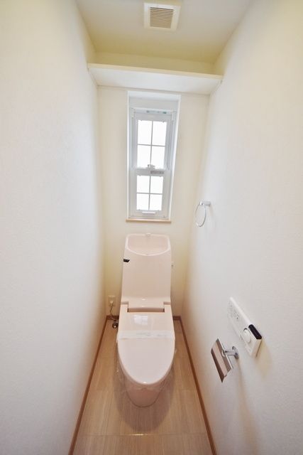 トイレ　★窓付きのトイレです★