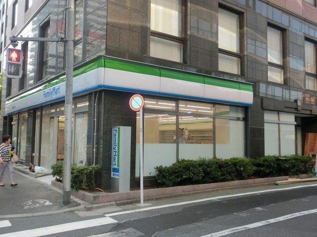 コンビニ　ファミリーマート（コンビニ）まで99m