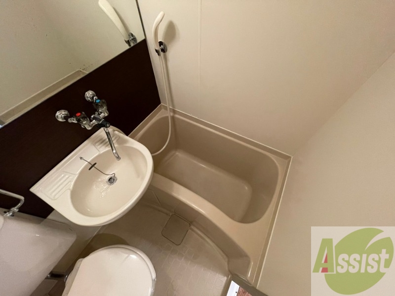 バス・シャワールーム　お風呂場には大きな鏡があります。珍しいタイプです。