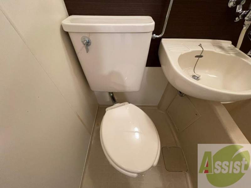 トイレ　シンプルなタイプのトイレになります。お手入れも簡単そうです。