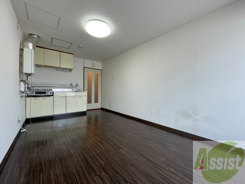 その他部屋・スペース　窓から入る光とシーリングライトで部屋全体が明るいですね。