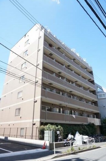 建物外観　鉄筋コンクリート造のがっちりとした建物。