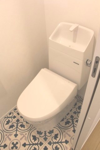 トイレ　温水洗浄便座付きのトイレ