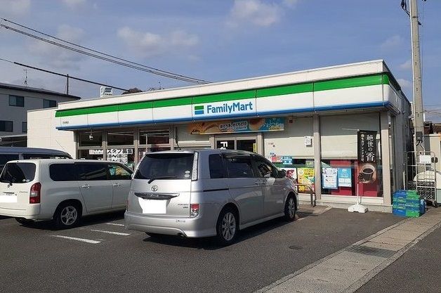 コンビニ　ファミリーマート（コンビニ）まで2400m