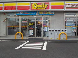 コンビニ　デイリーヤマザキ 三鷹井口3丁目店（コンビニ）まで691m