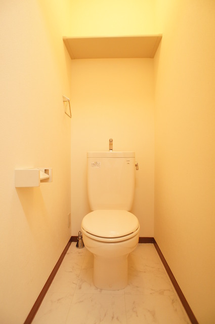 トイレ　白を基調にした空間で清潔感のあるトイレです♪