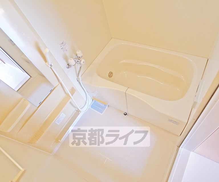 バス・シャワールーム　広々としたバスルームです。