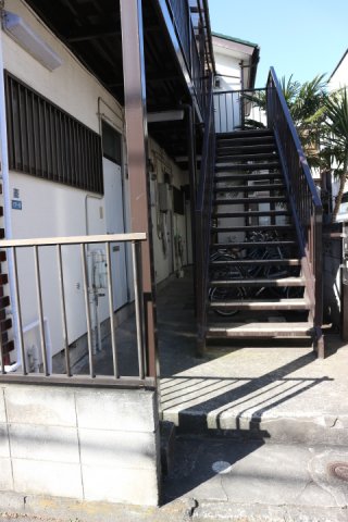 エントランス　駐輪スペースもあります。